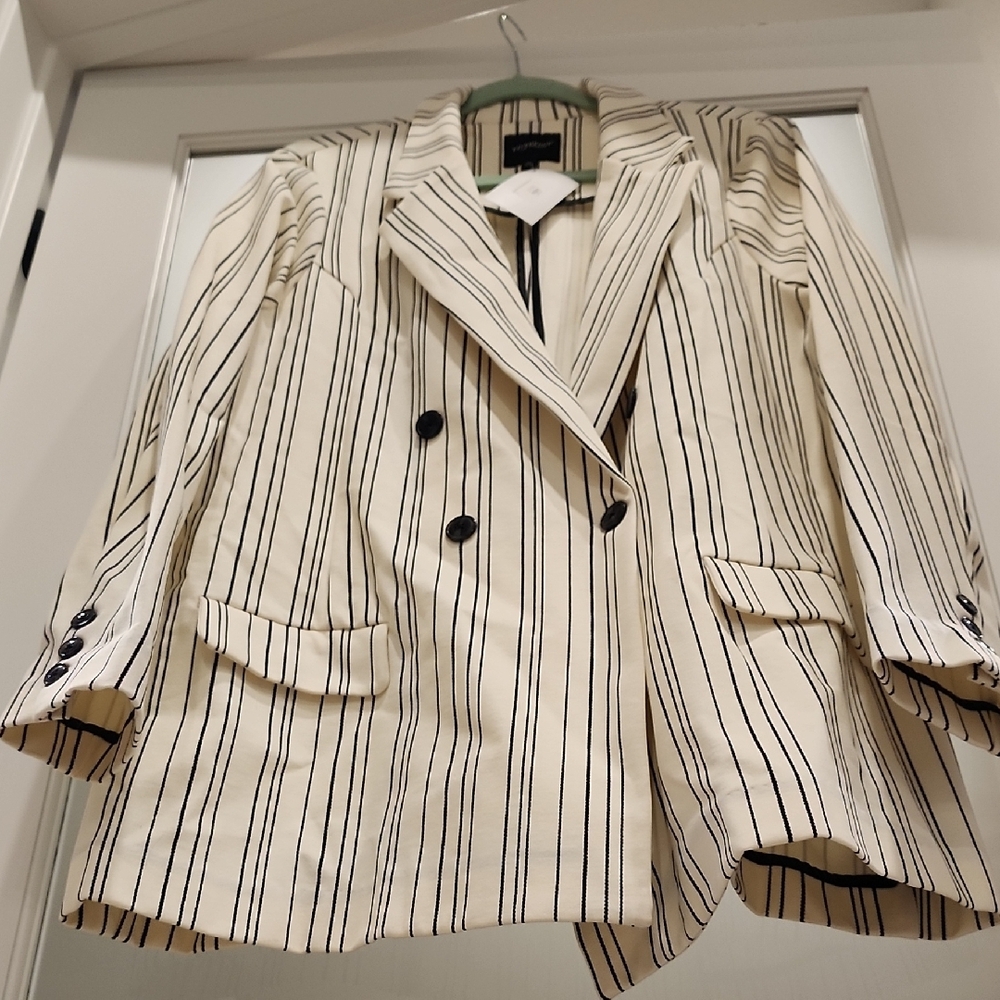 PERFECT FOR SUMMER NIGHTS!! NWT Liverpool Cream and Black Tailored Suit Jacket